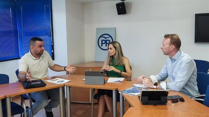 La diputada nacional del PP Maribel Sánchez Torregrosa se reúne con los representantes en Almería de AUGC, Víctor Vega, y del SUP, José Luis Cerdán.
