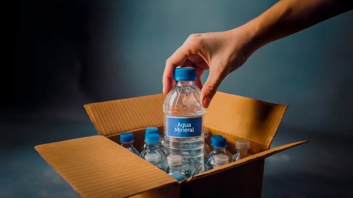 El sector de aguas minerales dona más de 45.000 litros de agua a los afectados por los incendios forestales este verano