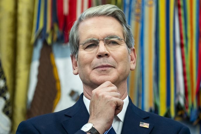 6 de agosto de 2025, Washington, Distrito de Columbia, EUA: O secretário do Tesouro dos Estados Unidos, Scott Bessent, observa enquanto o presidente dos EUA, Donald J. Trump, e Tim Cook, CEO da Apple Inc., anunciam um investimento adicional de 00 bilhão d