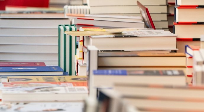 Imagen de libros apilados.