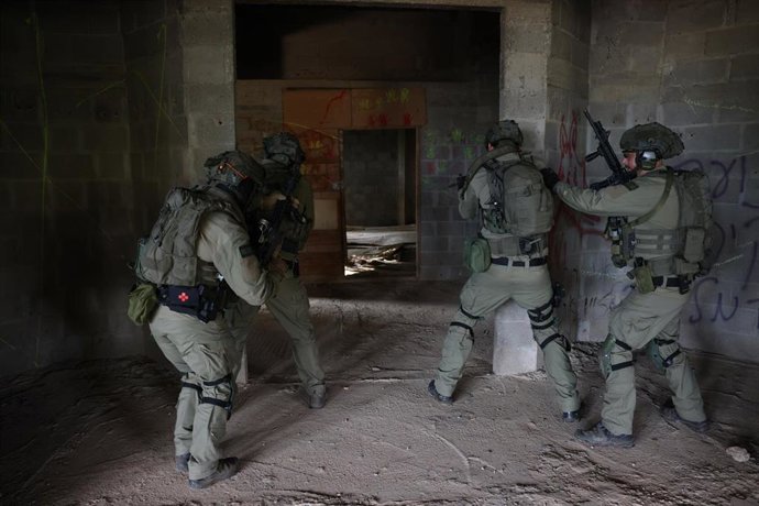 Archivo - Reservistas israelíes entrenan en un edificio ubicado en el norte de Israel