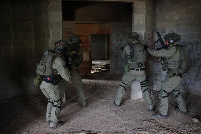 Archivo - ISRAEL-LEBANON BORDER, Jan. 16, 2024 -- Reservistas israelenses participam de treinamento militar em um prédio no norte de Israel, perto da fronteira com o Líbano, em 16 de janeiro de 2024. Na terça-feira, drones e aviões de guerra israelenses r