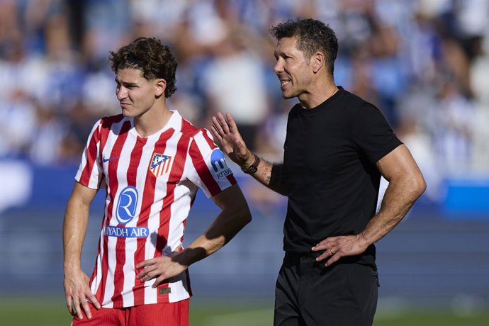 Diego Pablo 'Cholo' Simeone head coach of Atletico de Madrid reacts and Julian Alvarez of Atletico de Madrid looks on during the LaLiga EA Sports match between Deportivo Alaves and Atletico de Madrid at Mendizorrotza on August 30, 2025, in Vitoria, Spain.