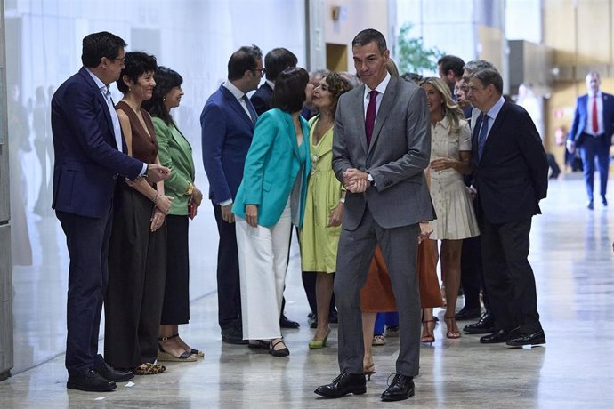 El presidente del Gobierno, Pedro Sánchez, saluda al Ministro para la Transformación Digital y de la Función Pública, Óscar López, entre otros,