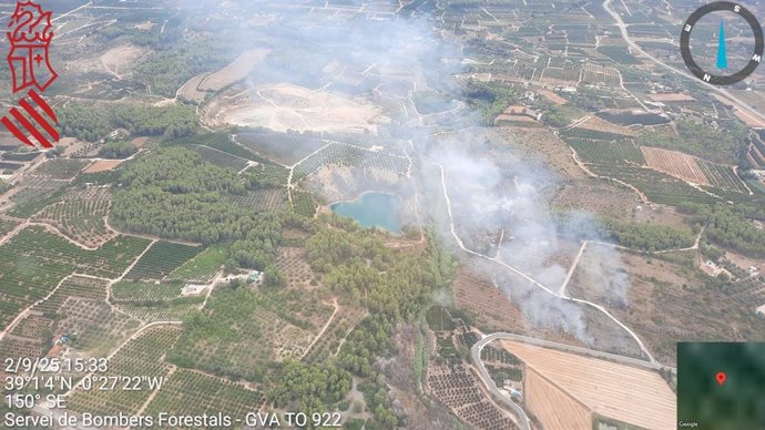 Un incendi forestal a Barxeta obliga a tallar al trànsit la carretera CV-573