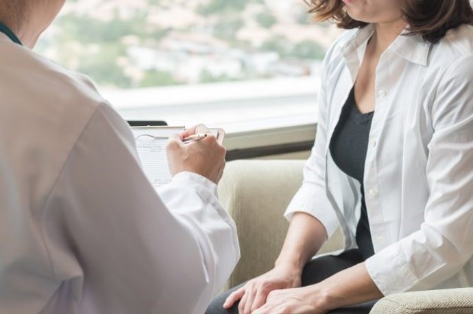 Archivo - Imagen de recurso de una mujer en consulta médica.