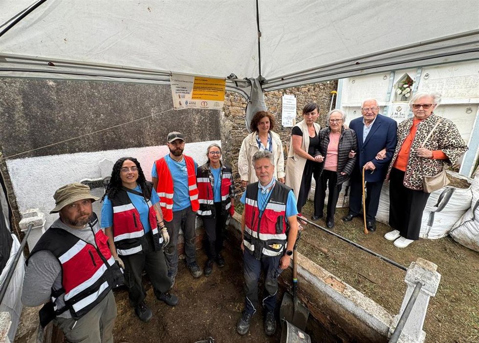 La viceconsejera de Derechos Ciudadanos, Beatriz González Prieto, y la directora general de Memoria Democrática, Begoña Collado Villa, en los trabajos de exhumación de la fosa común del cementerio de Carcéu, junto con miembros del grupo Arqueos y famili