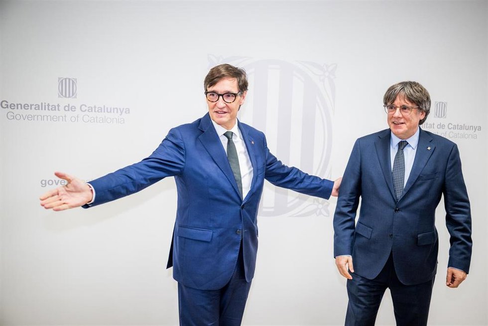 El presidente de la Generalitat, Salvador Illa (i), saluda al presidente de Junts per Catalunya, Carles Puigdemont (d), durante una reunión, a 2 de agosto de 2025, en Bruselas (Bélgica). Illa, quién ha promovido la reunión, ha remarcado su intención de 