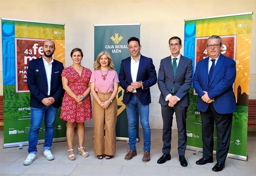Soledad Aranda (2i) en la presentación de la 43 Feria de Maquinaria Agrícola de Úbeda.