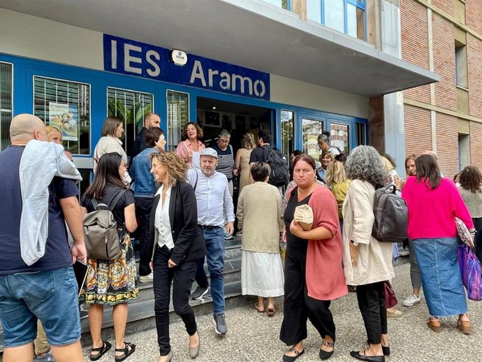 La consejera de Educación, Eva Ledo, a la salida del IES Aramo de Oviedo.