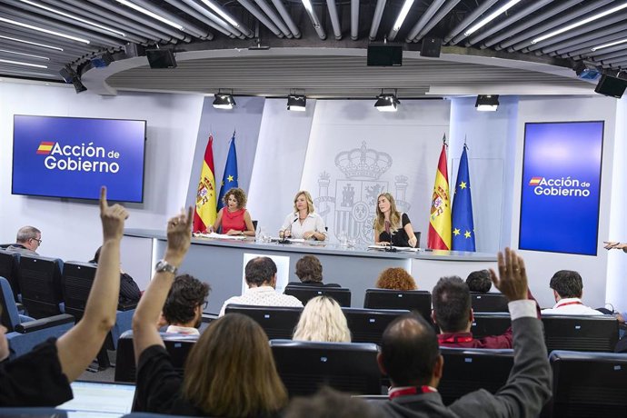 (I-D) La vicepresidenta primera y ministra de Hacienda, María Jesús Montero; la ministra Portavoz, Pilar Alegría y la vicepresidenta tercera y ministra para la Transición Ecológica, Sara Aagesen, durante una rueda de prensa posterior a la reunión del Cons