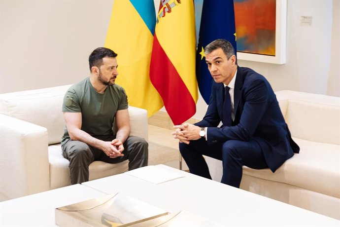 Archivo - Arxivu - El president d'Ucraïna, Volodímir Zelenski (i) i el president del Govern, Pedro Sánchez (d), durant una trobada al Palau de la Moncloa, a 27 de maig de 2024, a Madrid (Espanya)