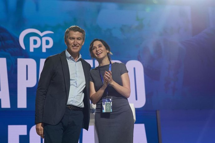 Archivo - El presidente del PP, Alberto Núñez Feijóo, y la presidenta de la Comunidad de Madrid, Isabel Díaz Ayuso