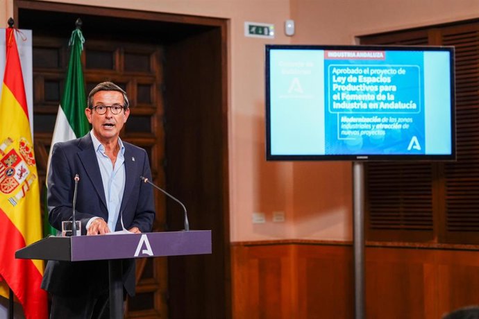 El consejero de Industria, Energía y Minas, Jorge Paradela, interviene durante la rueda de prensa posterior al Consejo de Gobierno. A 2 de septiembre de 2025, en Sevilla (Andalucía, España). 
