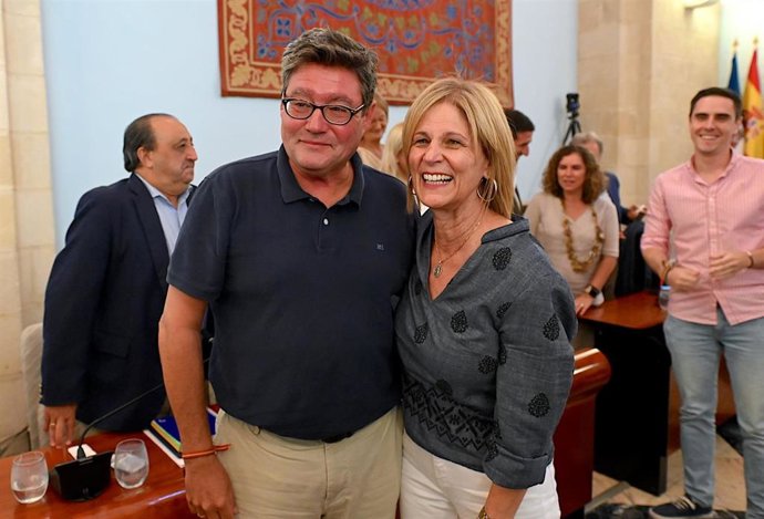 José Ángel Aparicio en el pleno en el que deja su cargo como delegado de Desarrollo Educativo en el Ayuntamiento de Jerez, por su nombramiento como delegado territorial de Educación en Cádiz de la Junta, junto a la alcaldesa, María José García-Pelayo