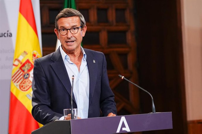 El consejero de Política Industrial y Energía Jorge Paradela Gutiérrez interviene durante la rueda de prensa. A 2 de septiembre de 2025, en Sevilla (Andalucía, España). Rueda de prensa tras el Consejo de Gobierno de la Junta de Andalucía, que se reúne en 