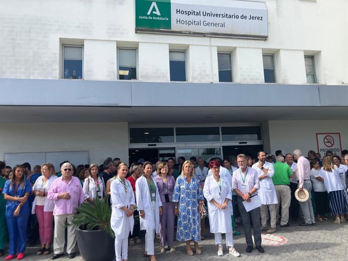 Archivo - Fotonoticia: La Delegada De Salud Acompaña Al Personal Sanitario Del Hospital De Jerez En Un Acto De Repulsa A La Última Agresión Sufrida Por Uno De Sus Profesionales (Foto de archivo).