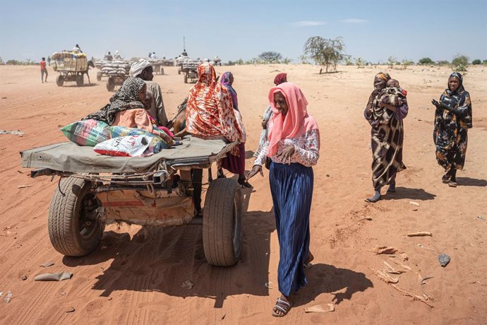 Archivo - ADRE, July 2, 2025  -- Sudanese refugees enter Chad via Adre crossing in Adre, Chad, June 24, 2025. According to the United Nations, one in three Sudanese have been displaced. Of those, 3.8 million have crossed into neighboring countries, primar