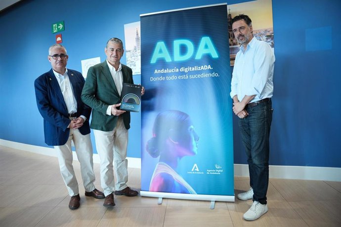 Archivo - El consejero de la Presidencia, Interior, Diálogo Social y Simplificación Administrativa, Antonio Sanz (2i),  antes de presidir la reunión del Consejo Rector de la Agencia Digital de Andalucía (ADA). A 29 de julio de 2025, en Sevilla. (Foto de a