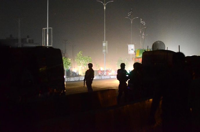 Archivo - Imagen de archivo de las fuerzas de seguridad de Pakistán tras un atentado suicida
