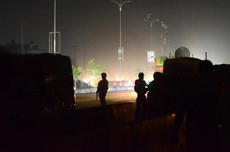 Archivo - Imagen de archivo de las fuerzas de seguridad de Pakistán tras un atentado suicida