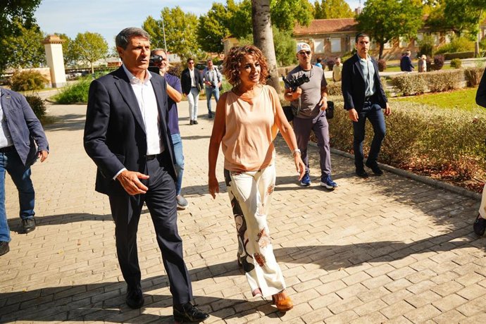 La vicepresidenta primera del Gobierno y ministra de Hacienda, María Jesús Montero, realiza una visita a la fábrica GRI Towers en Sevilla junto al delegado del Gobierno en Andalucía, Pedro Fernández. (Foto de archivo).