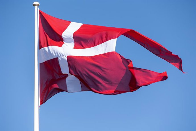 Archivo - May 4, 2025, Hellerup, Denmark: Danish flag flutters during the 80th anniversary of Denmark's liberation from German occupation at ''Mindelunden'' (Memorial Park) in Hellerup, north of Copenhagen.