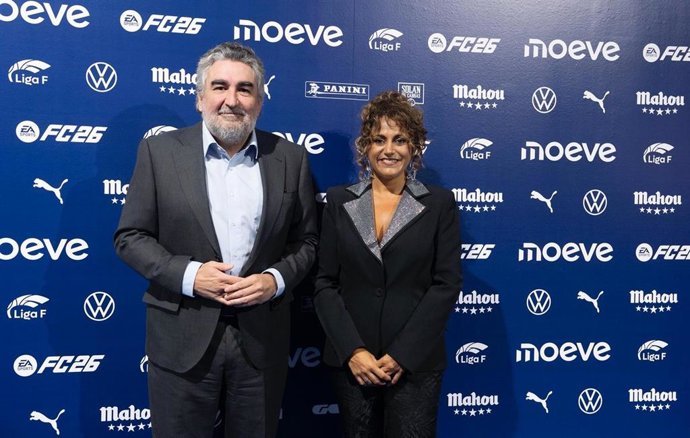 La presidenta de la Liga F, Beatriz Álvarez, junto al presidente del CSD, José Manuel Rodríguez Uribes, en el acto de presentación de la temporada 2025-26 de la Liga F Moeve.