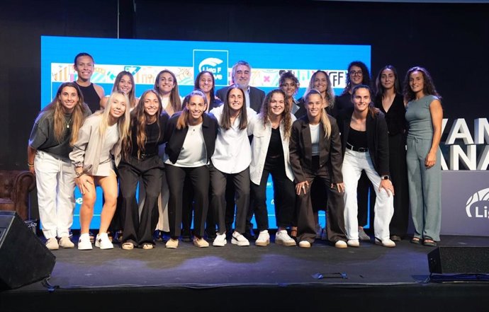 Foto de grupo de las protagonistas de la gala de presentación de la temporada 2025-26 de la Liga F.