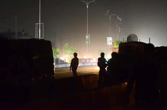 Archivo - May 11, 2025, Peshawar, Peshawar, Pakistan: Suicide bombing near a police vehicle killed two police officers in Peshawar the provincial capital of restive KPK provincePakistani security officials inspect the scene of a suicide bomb blast targeti