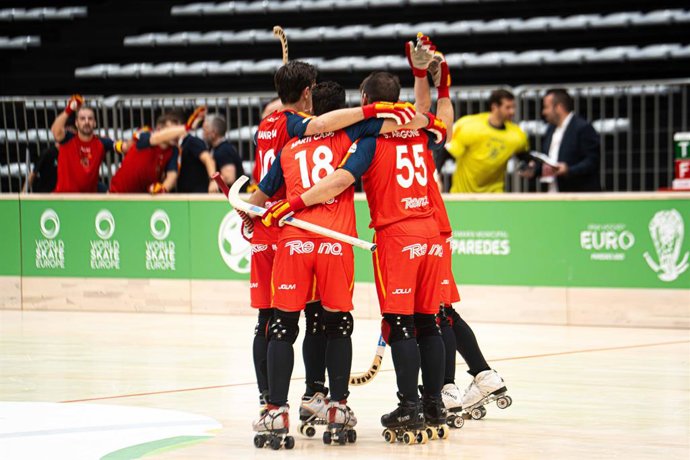 Os jogadores da equipe nacional espanhola de hóquei sobre patins comemoram um de seus gols contra a Itália no Campeonato Europeu de 2025.