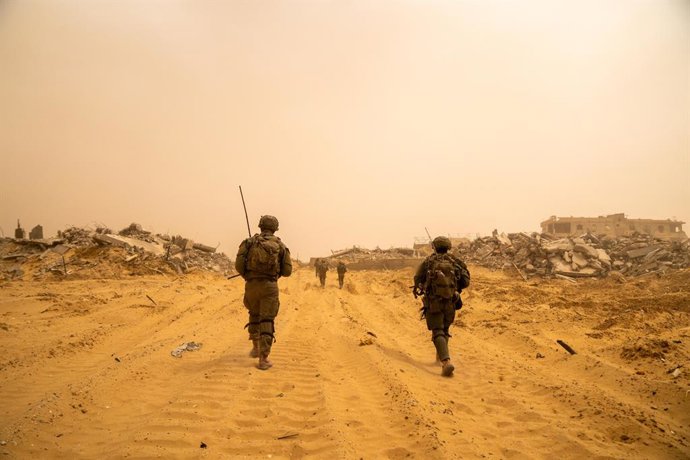 Archivo - JERUSALEM, May 17, 2025  -- This photo released on May 16, 2025 shows Israeli troops operating in the Gaza Strip. The Israeli military said on Friday it had stepped up its operations in the Gaza Strip, launching a wave of airstrikes and deployin