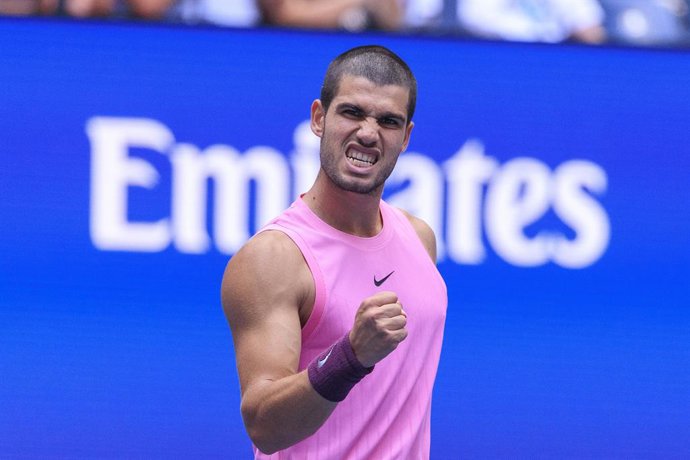 02 de setembro de 2025, EUA, Nova York: O tenista espanhol Carlos Alcaraz comemora a vitória sobre o tcheco Jiri Lehecka durante a partida de quartas de final de simples masculino do US Open de 2025 no USTA Billie Jean King National Tennis Center. Foto: J