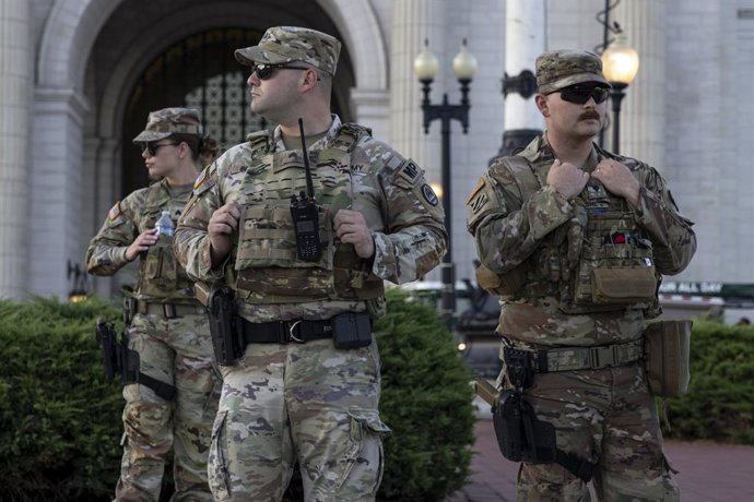 27 de agosto de 2025, Washington, Distrito de Columbia, Estados Unidos: Tropas da Guarda Nacional com armas de fogo ficam perto da Union Station, enquanto o governo Trump assume o controle federal do centro histórico de trânsito, citando a necessidade de 