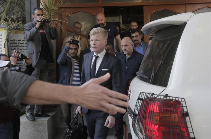 Archivo - SANAA, Jan. 6, 2025  -- United Nations Special Envoy to Yemen Hans Grundberg (C) walks to a UN vehicle upon his arrival at Sanaa International Airport in Sanaa, Yemen, on Jan. 6, 2025. Grundberg arrived in Sanaa on Monday, marking his first visi