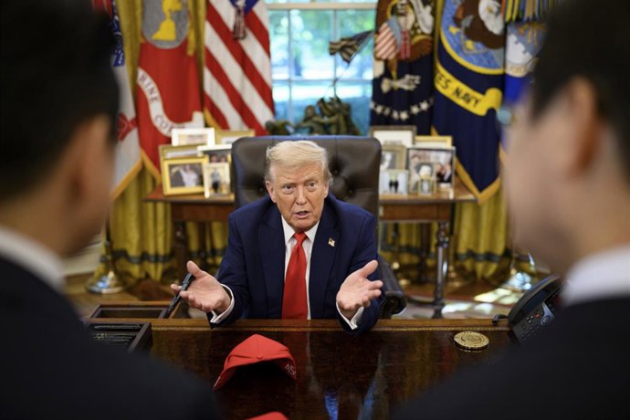 25 de agosto de 2025, Washington, Dc, Estados Unidos: O presidente dos EUA, Donald Trump, ao centro, sentado atrás do Resolute Desk, comenta com o presidente sul-coreano Lee Jae-myung, à direita, durante uma reunião individual no Salão Oval da Casa Branca