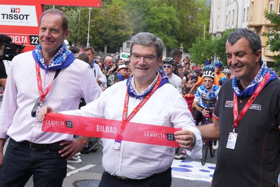 Archivo - (I-D) El director general de Tour de Francia, Christian Prudhomme; el alcalde de Bilbao, Juan Mari Aburto, que posa con la cinta de la salida de la sexta etapa de La Vuelta Ciclista a España 2022