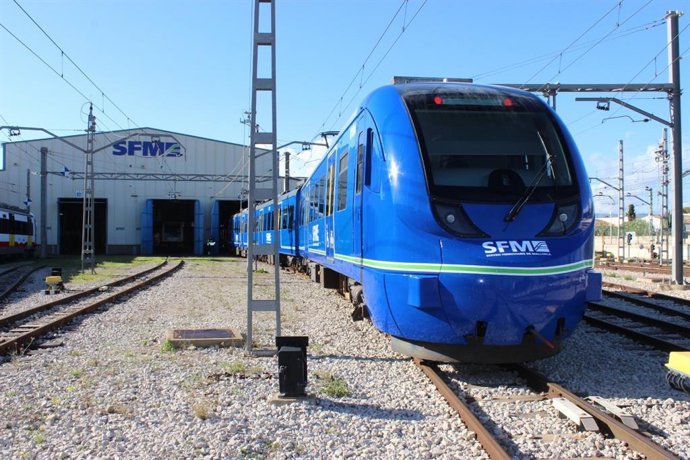 Archivo - Un tren en los talleres de SFM.