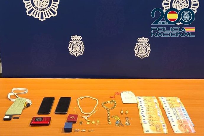 Objetos aprehendidos a personas detenidas por la Policía en el marco del dispositivo veraniego del Plan de Comercio Seguro en Talavera.