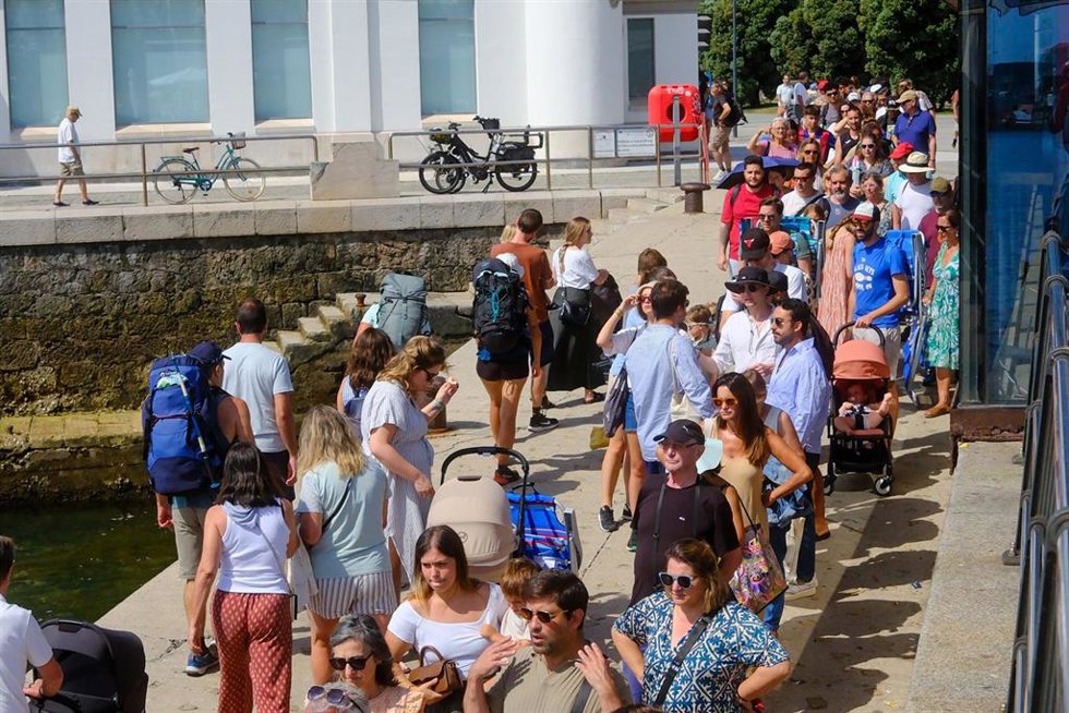 Cola de turistas para coger el barco camino a la playa del Puntal, a 10 de agosto de 2025, en Santander, Cantabria (España).