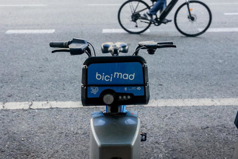 Archivo - Dos bicicletas, a 24 de mayo de 2024, en Madrid (España). 