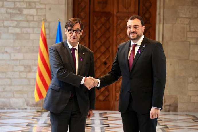 Archivo - El presidente de la Generalitat, Salvador Illa, se reúne con el presidente del Principado de Asturias, Adrián Barbón, en el Palau de la Generalitat