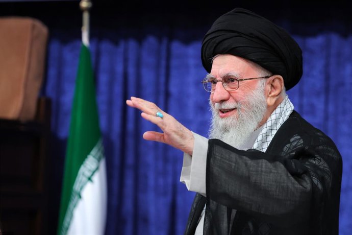 24 de agosto de 2025, Teerã, Teerã, Irã, República Islâmica do: O líder supremo do Irã, Ali Khamenei, participa de uma cerimônia de luto pelo martírio do Imã Reza, em Teerã, Irã, em 24 de agosto de 2025