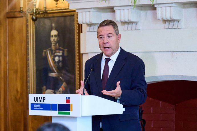 El presidente de la Junta de Castilla-La Mancha, Emiliano García-Page, interviene durante el encuentro 'De la Idea a la Acción: Los 30 años del Comité de las Regiones y la Evolución de la Política de Cohesión', en el Palacio de la Magdalena, a 3 de 