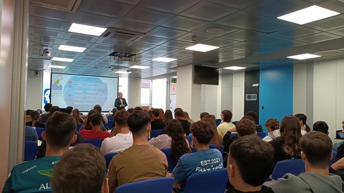 Quintana impartiendo una charla en un centro educativo de la capital grancanaria