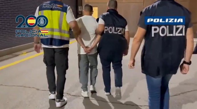 Agents de la Policia Nacional i de la Polizia Italiana porten detingut a Barcelona un fugitiu italià amb una condemna de 28 anys de presó.