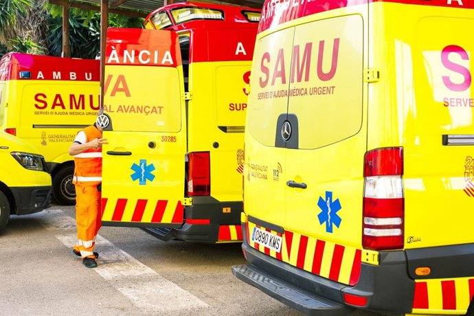 Archivo - Ambulancias del SAMU de la GVA