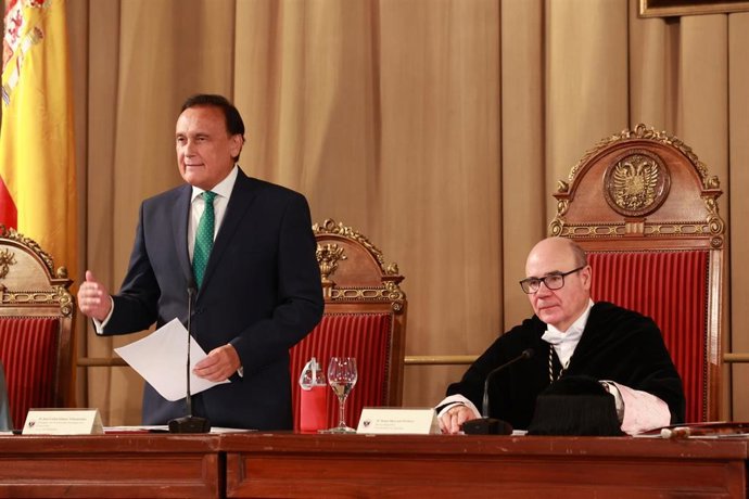 Archivo - El consejero de Universidad, Investigación e Innovación, José Carlos Gómez Villamandos, interviene durante la inauguración del curso 24-25 de la Universidad de Granada en presencia de su rector, Pedro Mercado, en imagen de archivo