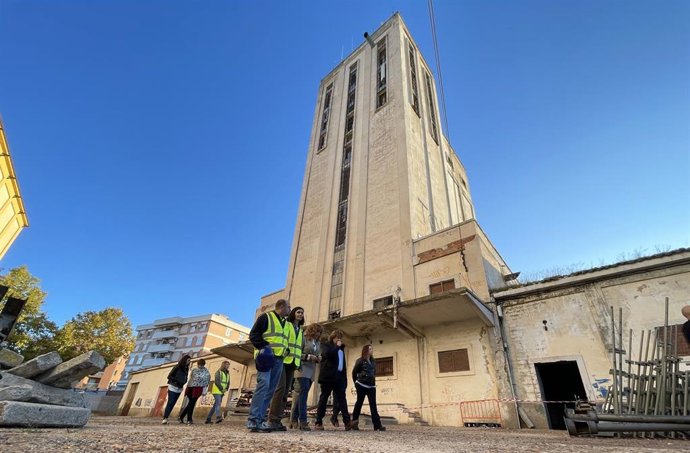 La delegada de la Junta en Ciudad Real, Blanca Fernández, visitando los silos de la capital provincial.