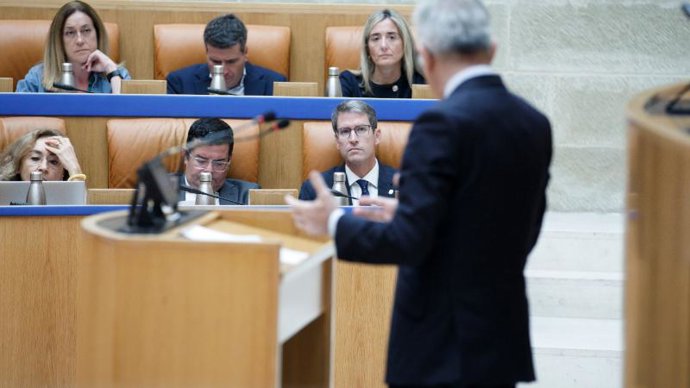 El diputado de Vox Héctor Alacid se dirige al presidente del Gobierno, Gonzalo Capellán